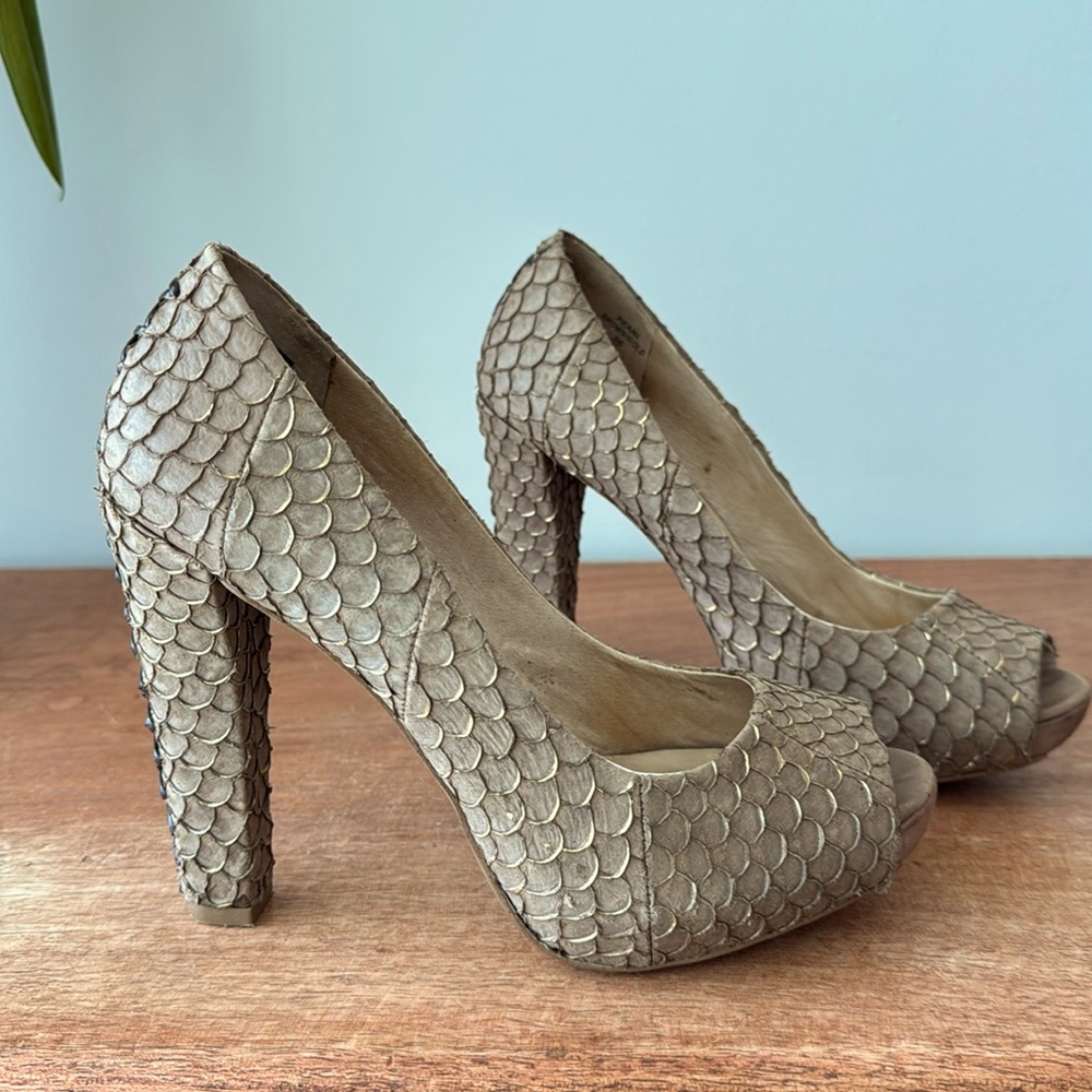 House of Harlow brown heels